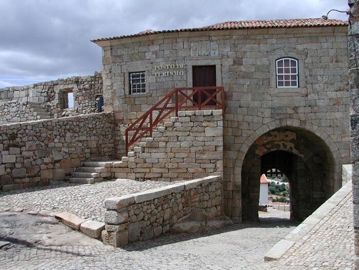 Edif&iacute;cio em pedra do Posto de Turismo, dentro do castelo, com escadaria e arco de acesso &agrave; muralha.